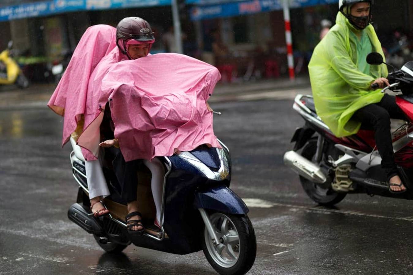 Safe Motorcycle Riding in Rain: 5 Tips