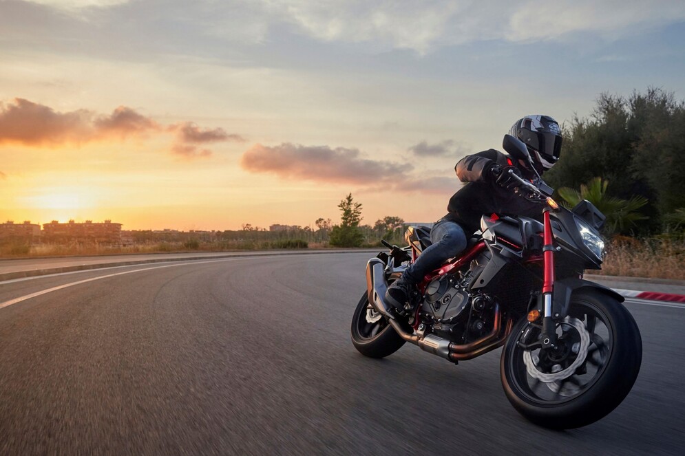 Honda CB750 Hornet 2023 cornering